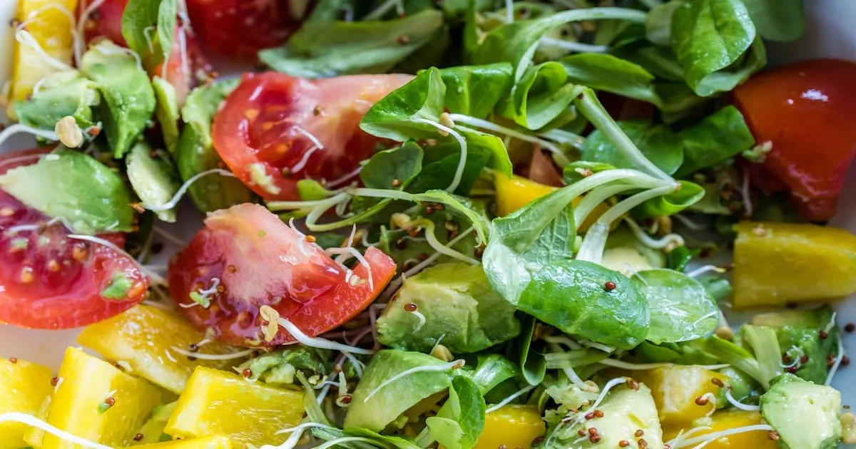 Packed with vitamins and free from nature: watercress sprouts along streams in November and December